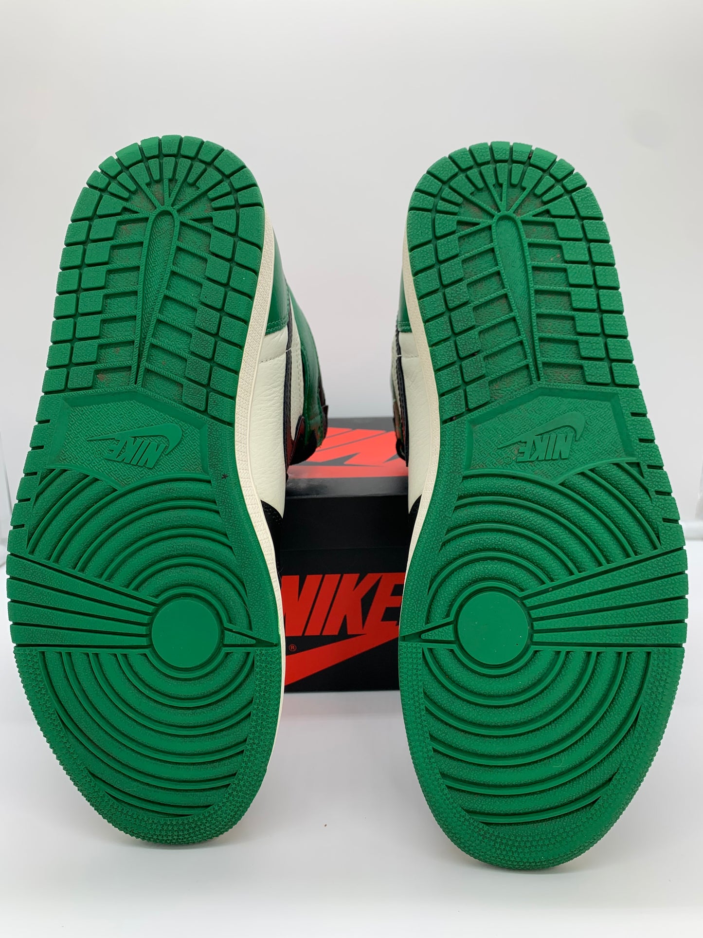 Size 9.5 - Jordan 1 Pine Green 1.0 2018
